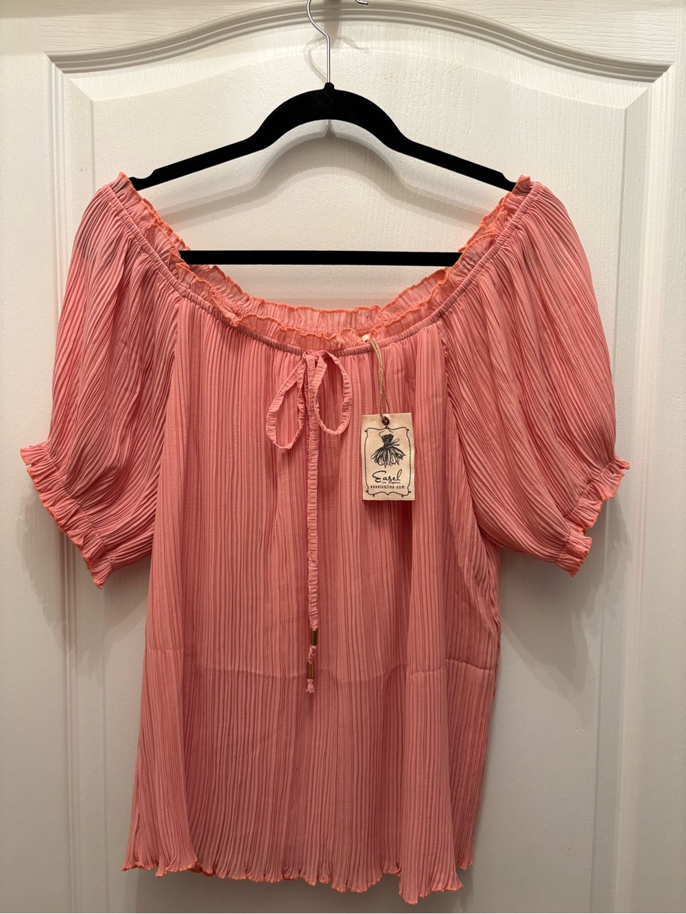 Easel top lined and NWT size Medium
Pleated On or Off-Shoulder Blouse